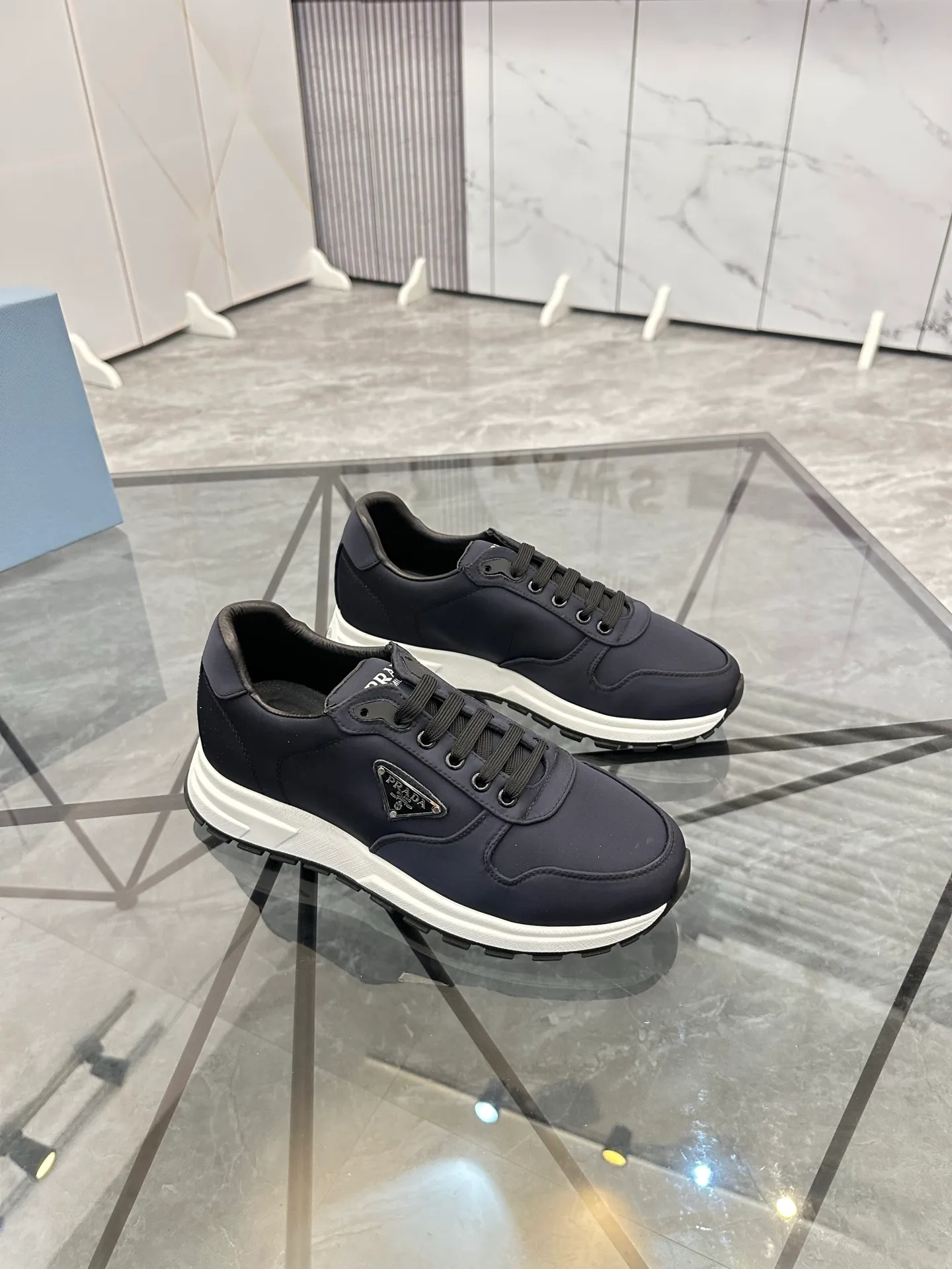 Men's shoes: 💰P440¥ Product trademark: Prada *"Prada*" low-top casual shoes Regular size: 38-44 (can be customized to 45.46) Product materials: Upper imported from the counter original fabric, sheepskin lining, original outsole. Number: 835